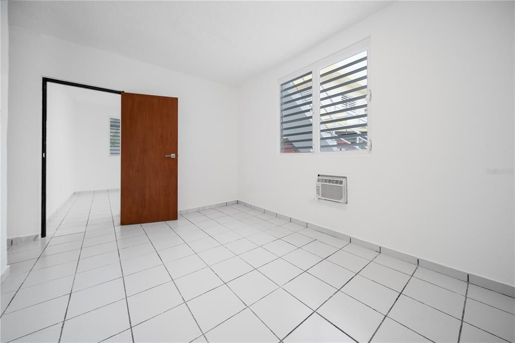 На продажу: $349,999 (4 спален, 3 ванн, 1250 Квадратных фут)