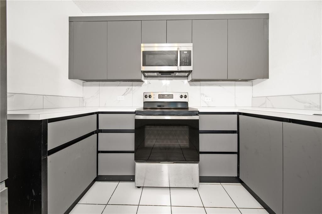 На продажу: $349,999 (4 спален, 3 ванн, 1250 Квадратных фут)