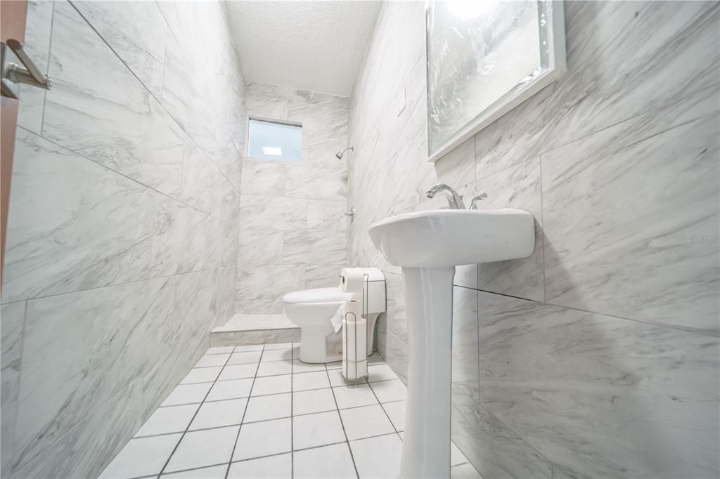 На продажу: $349,999 (4 спален, 3 ванн, 1250 Квадратных фут)