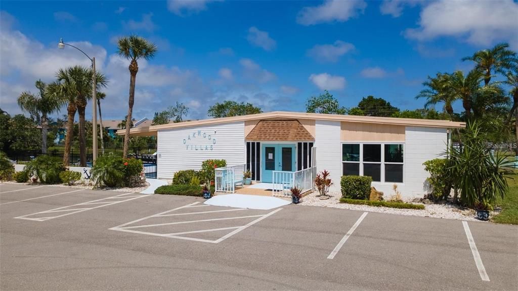 合同活跃: $79,000 (1 贝兹, 1 浴室, 762 平方英尺)