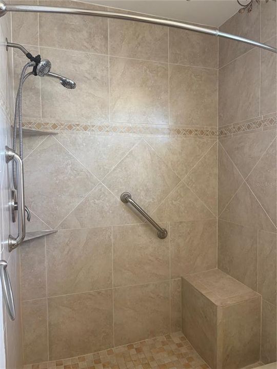 合同活跃: $79,000 (1 贝兹, 1 浴室, 762 平方英尺)