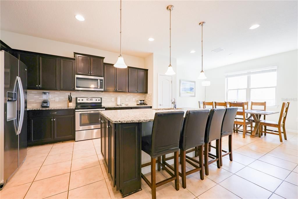 Под контрактом: $469,900 (5 спален, 4 ванн, 2492 Квадратных фут)