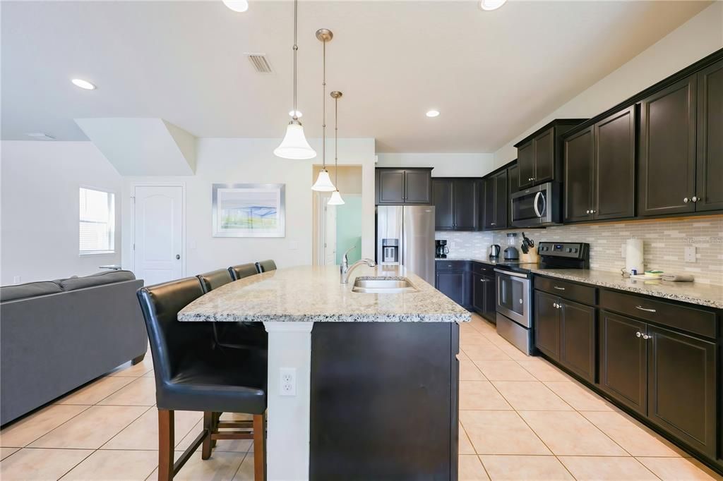 Под контрактом: $469,900 (5 спален, 4 ванн, 2492 Квадратных фут)