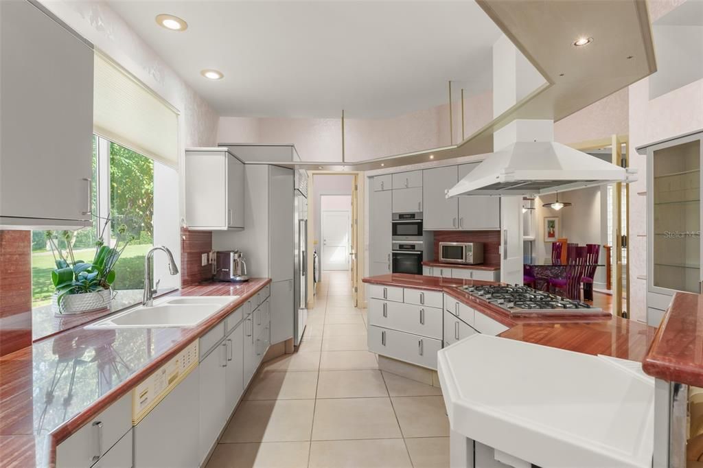 For Sale: $4,900,000 (5 beds, 4 baths, 5548 Square Feet)