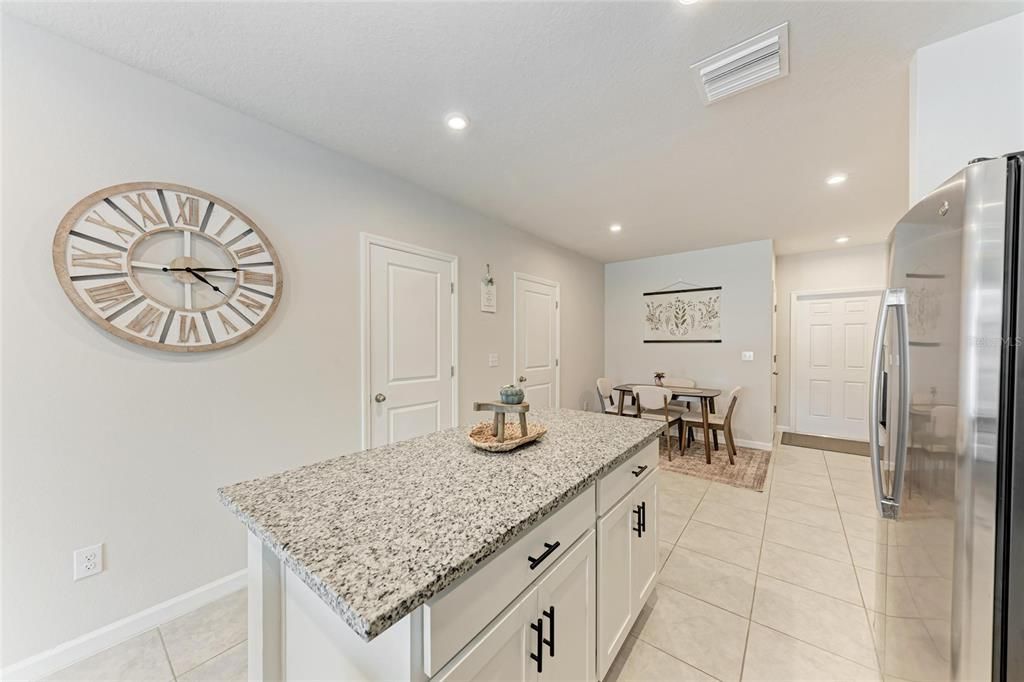 На продажу: $298,500 (3 спален, 2 ванн, 1431 Квадратных фут)