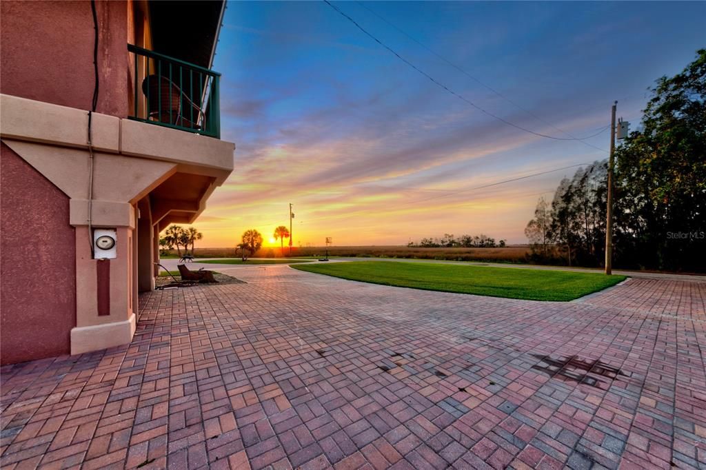 For Sale: $1,500,000 (3 beds, 3 baths, 1120 Square Feet)