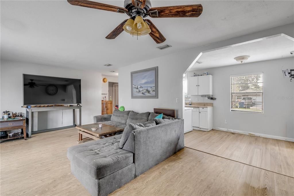 待售: $190,000 (3 贝兹, 2 浴室, 1137 平方英尺)