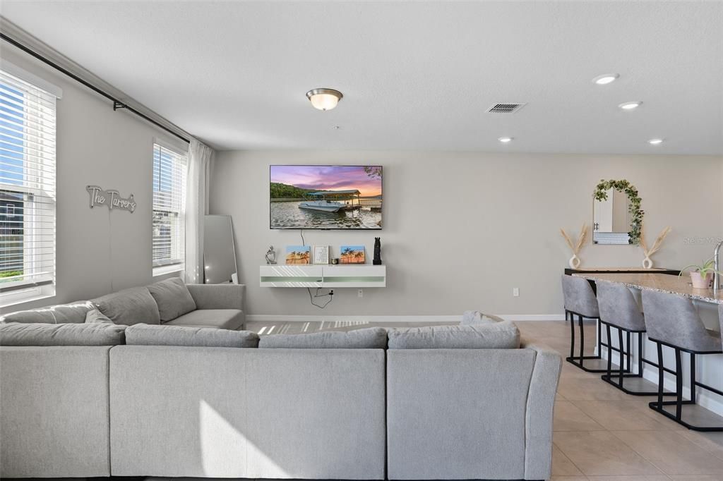 На продажу: $384,900 (3 спален, 2 ванн, 1570 Квадратных фут)