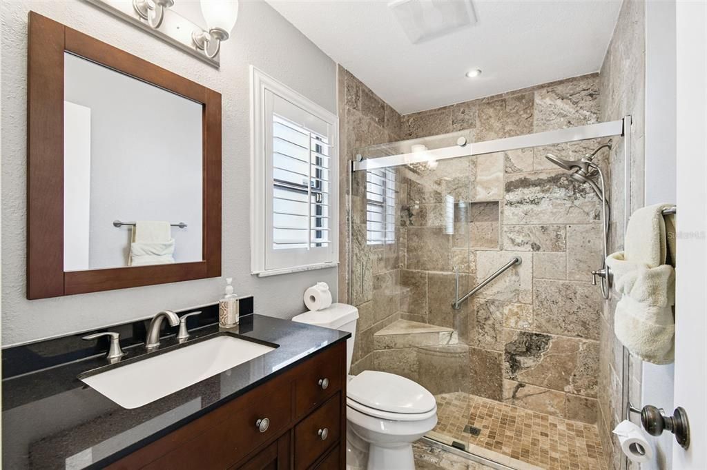 合同活跃: $269,000 (2 贝兹, 2 浴室, 1570 平方英尺)