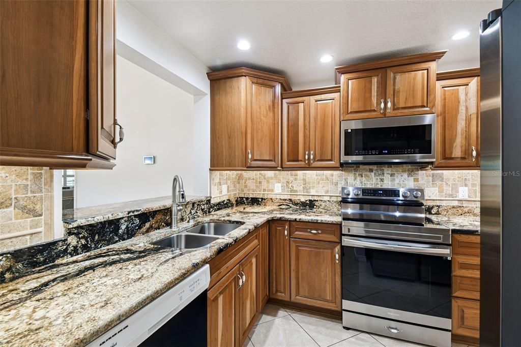 合同活跃: $269,000 (2 贝兹, 2 浴室, 1570 平方英尺)