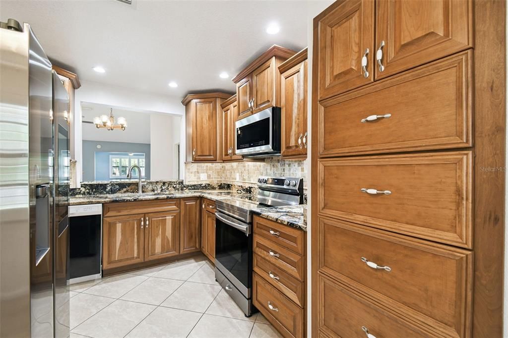 合同活跃: $269,000 (2 贝兹, 2 浴室, 1570 平方英尺)