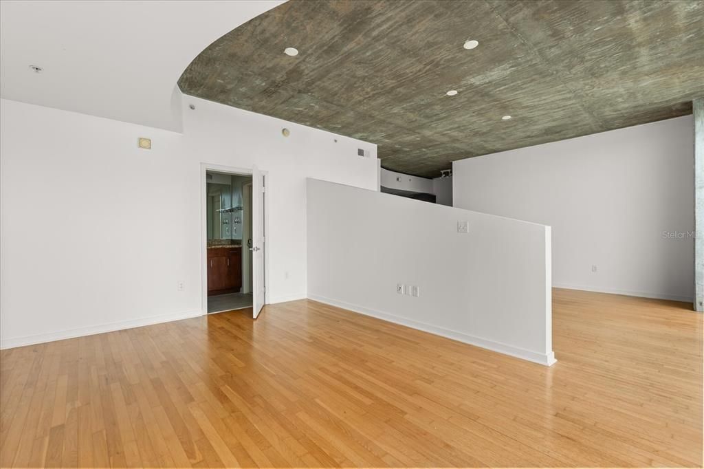 For Sale: $227,500 (1 beds, 1 baths, 857 Square Feet)