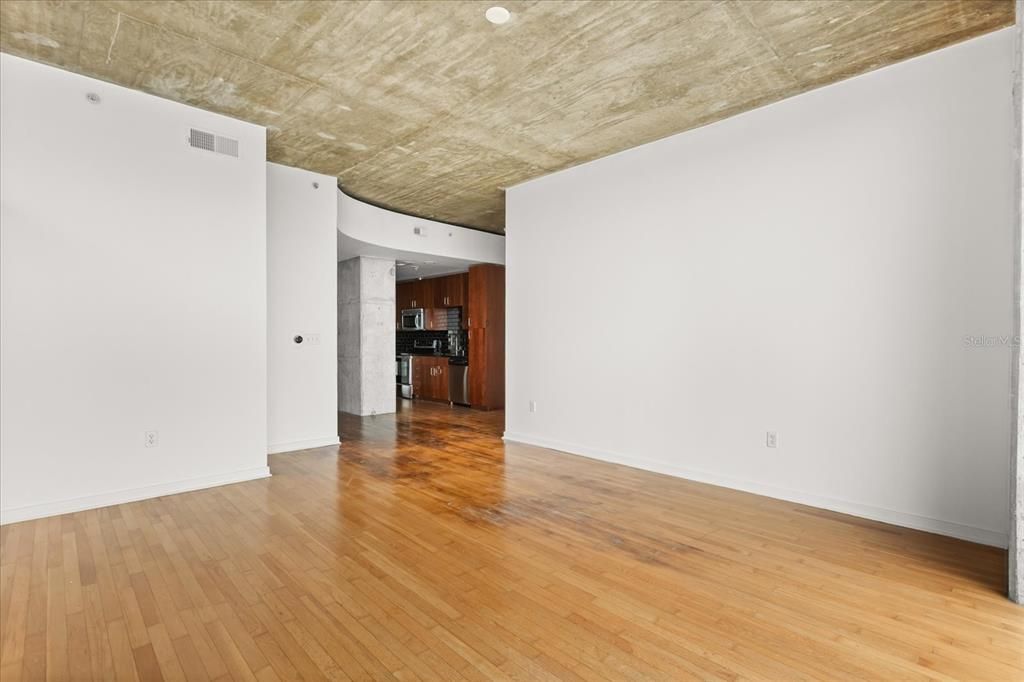 For Sale: $227,500 (1 beds, 1 baths, 857 Square Feet)