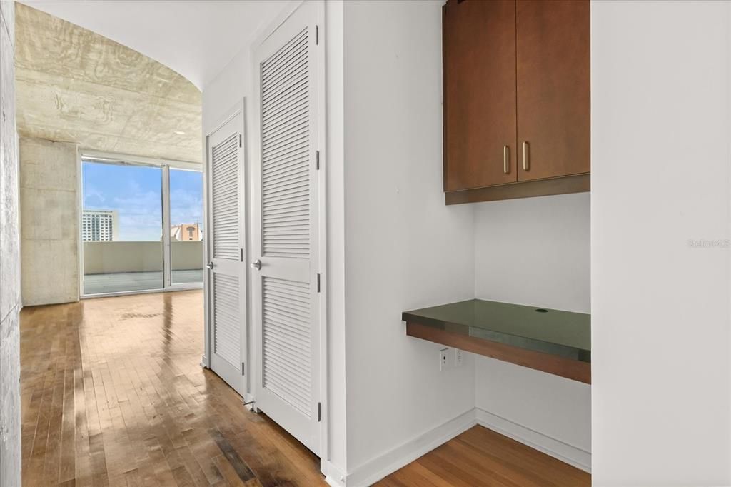 For Sale: $227,500 (1 beds, 1 baths, 857 Square Feet)