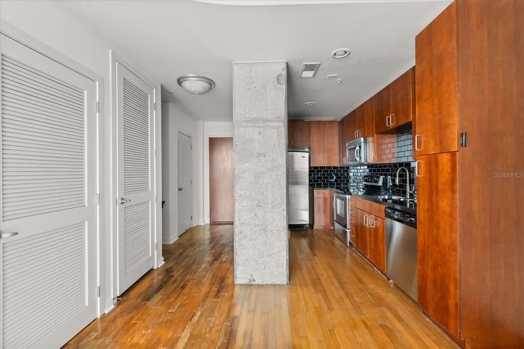 For Sale: $227,500 (1 beds, 1 baths, 857 Square Feet)