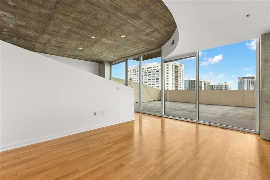 For Sale: $227,500 (1 beds, 1 baths, 857 Square Feet)