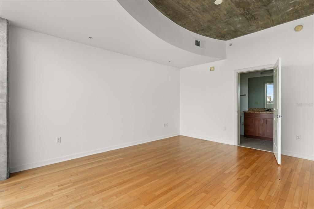 For Sale: $227,500 (1 beds, 1 baths, 857 Square Feet)