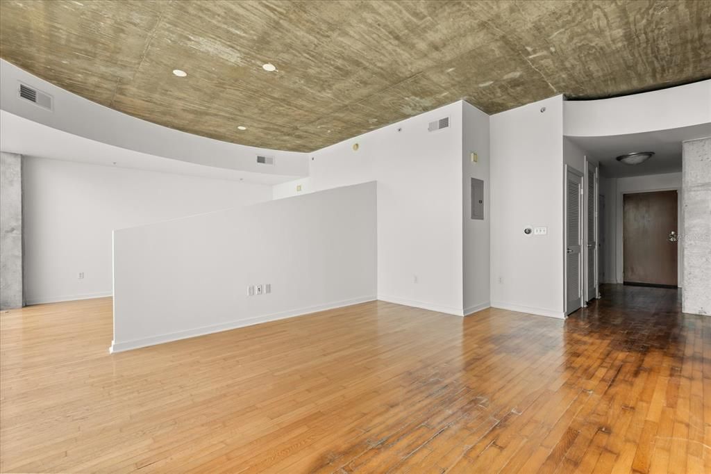 For Sale: $227,500 (1 beds, 1 baths, 857 Square Feet)