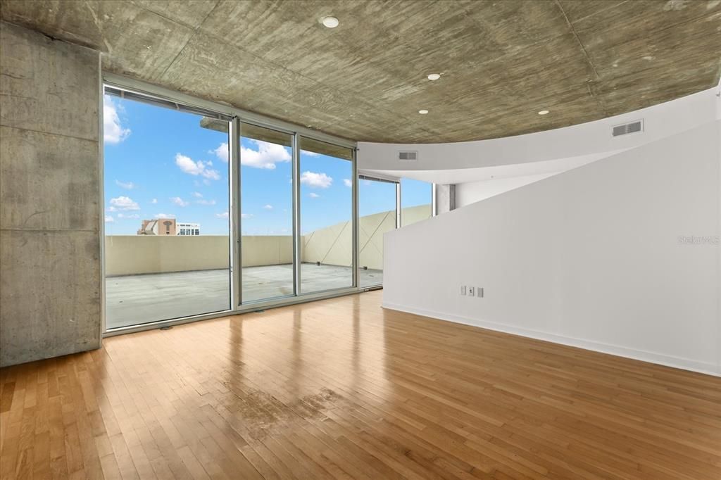 For Sale: $227,500 (1 beds, 1 baths, 857 Square Feet)