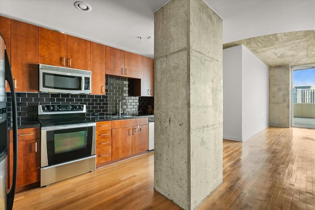 For Sale: $227,500 (1 beds, 1 baths, 857 Square Feet)