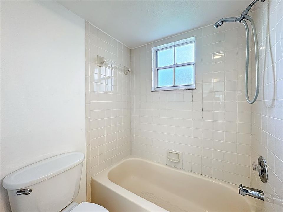 Activo con contrato: $210,000 (3 camas, 2 baños, 1263 Pies cuadrados)