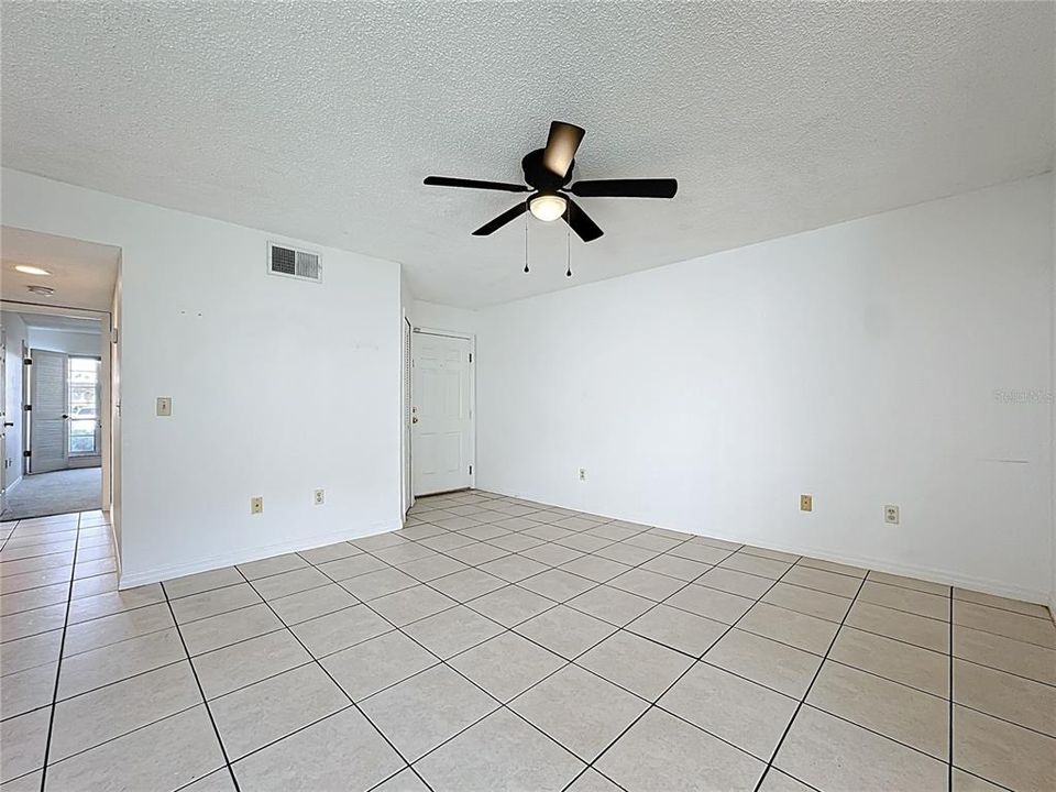 Activo con contrato: $210,000 (3 camas, 2 baños, 1263 Pies cuadrados)