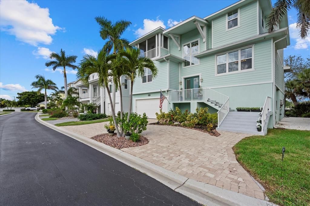 For Sale: $1,850,000 (5 beds, 4 baths, 4310 Square Feet)