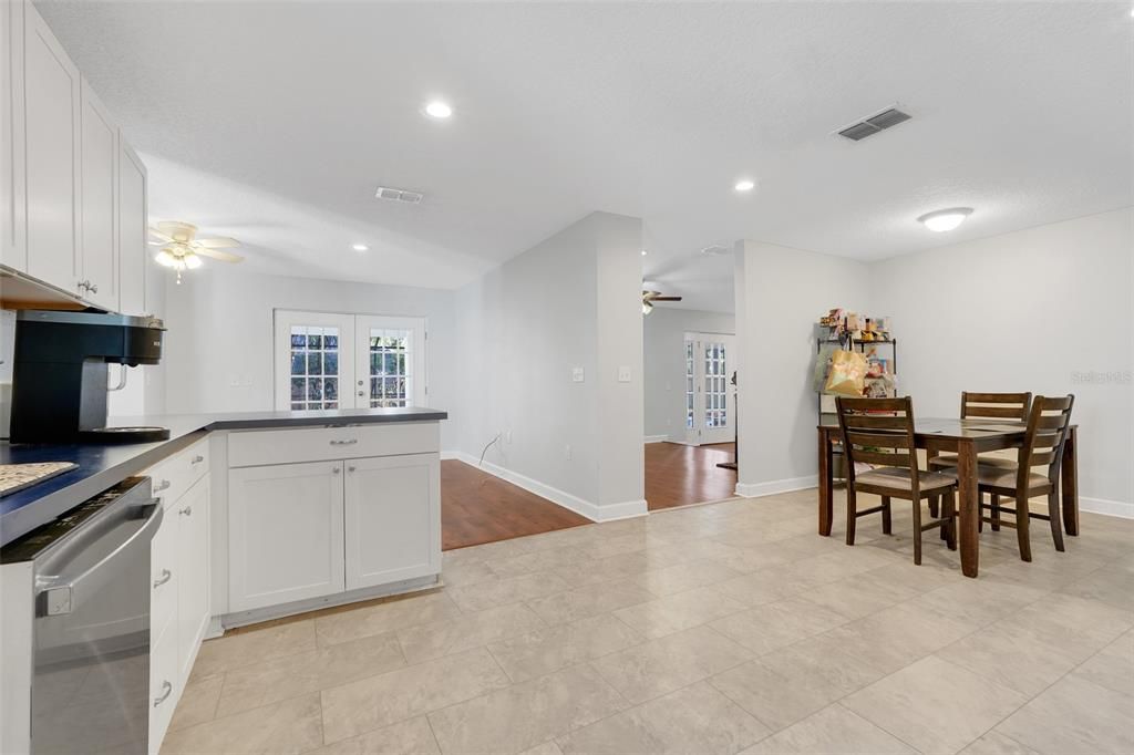 En Venta: $575,000 (5 camas, 3 baños, 2609 Pies cuadrados)