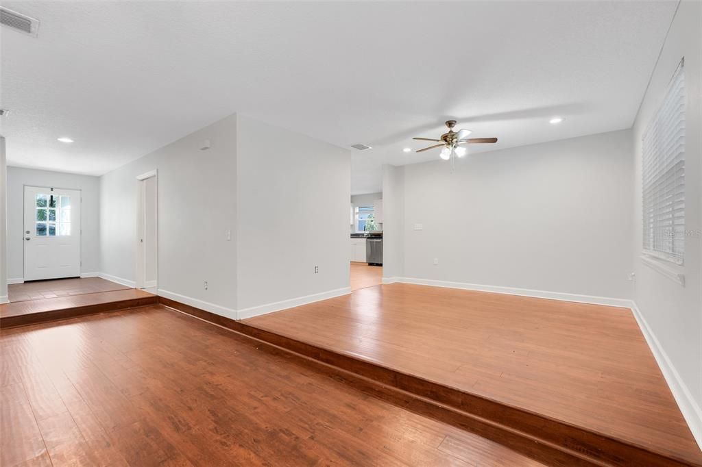 En Venta: $575,000 (5 camas, 3 baños, 2609 Pies cuadrados)