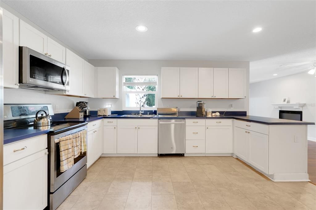 En Venta: $575,000 (5 camas, 3 baños, 2609 Pies cuadrados)