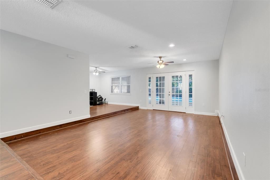 En Venta: $575,000 (5 camas, 3 baños, 2609 Pies cuadrados)