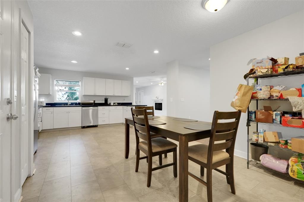 En Venta: $575,000 (5 camas, 3 baños, 2609 Pies cuadrados)