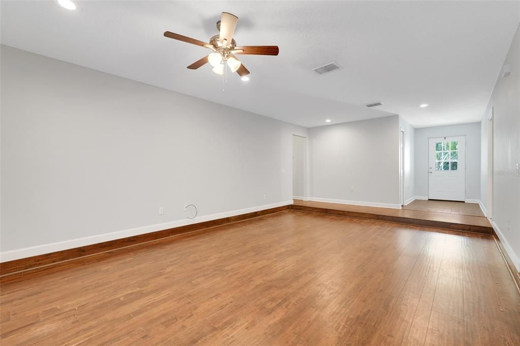 En Venta: $575,000 (5 camas, 3 baños, 2609 Pies cuadrados)