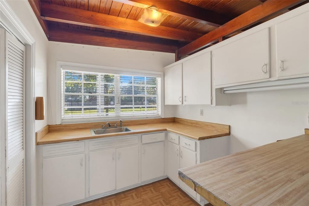 合同活跃: $450,000 (3 贝兹, 1 浴室, 1416 平方英尺)