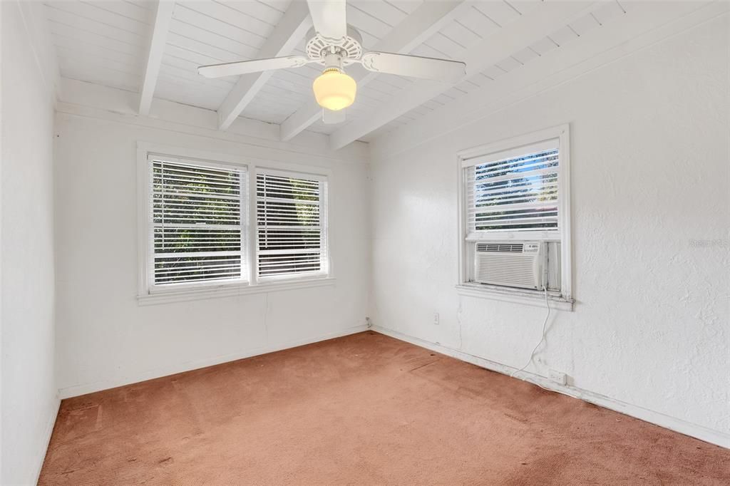 合同活跃: $450,000 (3 贝兹, 1 浴室, 1416 平方英尺)