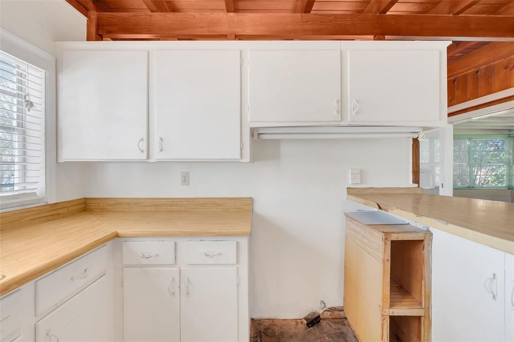 合同活跃: $450,000 (3 贝兹, 1 浴室, 1416 平方英尺)