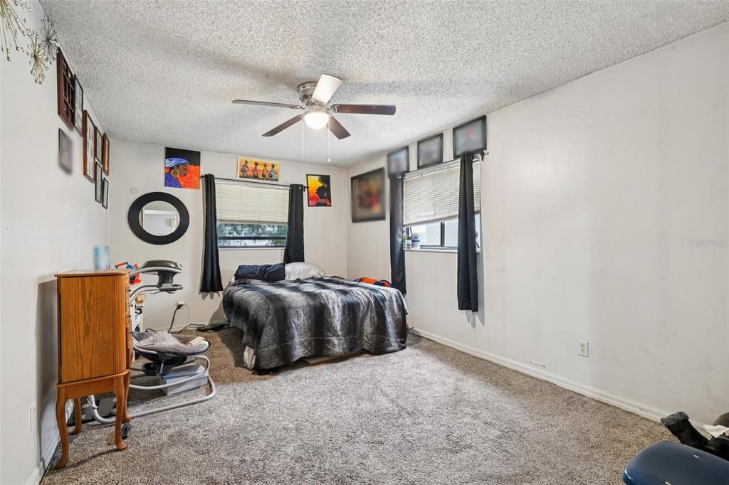 En Venta: $344,900 (4 camas, 0 baños, 1925 Pies cuadrados)