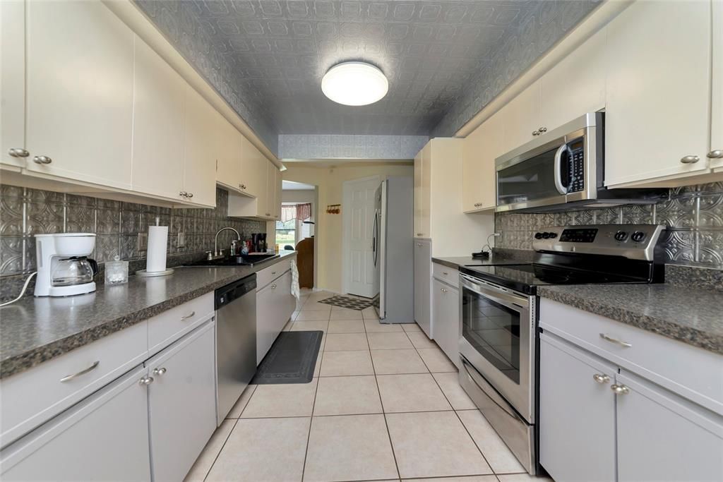 Active With Contract: $799,000 (3 beds, 2 baths, 1660 Square Feet)