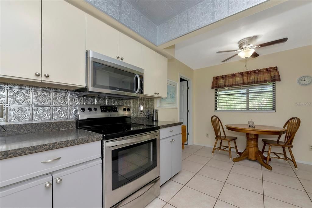 Active With Contract: $799,000 (3 beds, 2 baths, 1660 Square Feet)