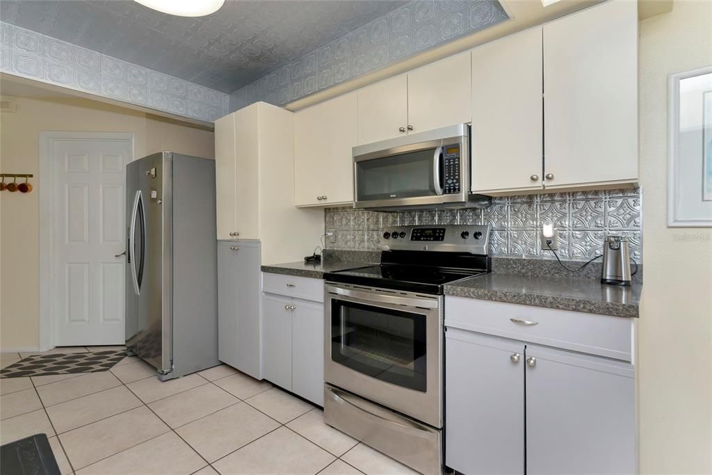 Active With Contract: $799,000 (3 beds, 2 baths, 1660 Square Feet)