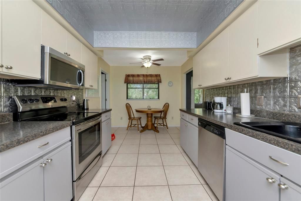 Active With Contract: $799,000 (3 beds, 2 baths, 1660 Square Feet)