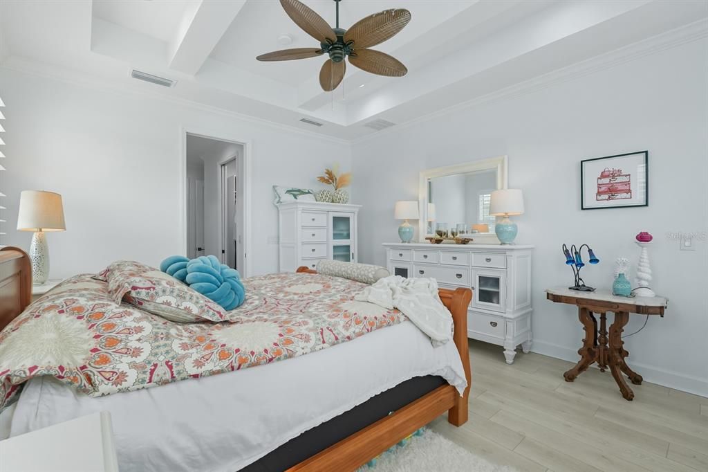 En Venta: $895,000 (3 camas, 3 baños, 2542 Pies cuadrados)