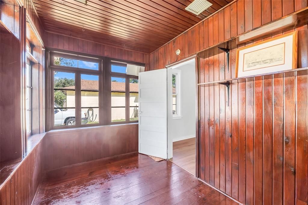 For Sale: $275,000 (2 beds, 1 baths, 1029 Square Feet)