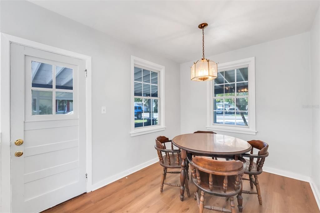 For Sale: $275,000 (2 beds, 1 baths, 1029 Square Feet)