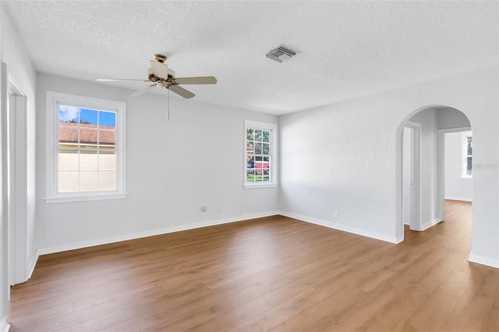 For Sale: $275,000 (2 beds, 1 baths, 1029 Square Feet)