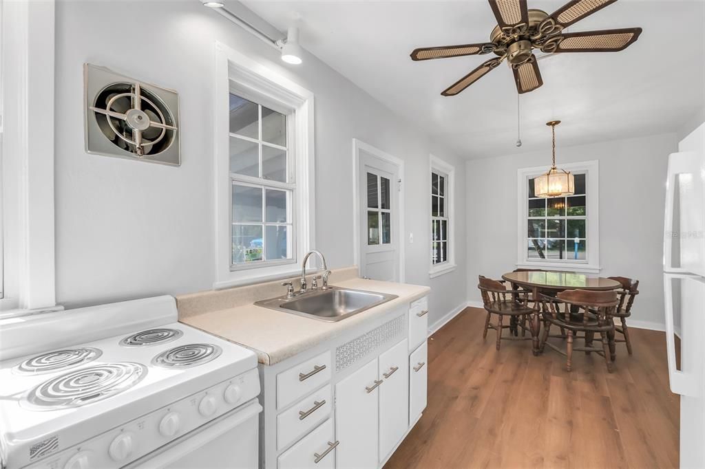 For Sale: $275,000 (2 beds, 1 baths, 1029 Square Feet)