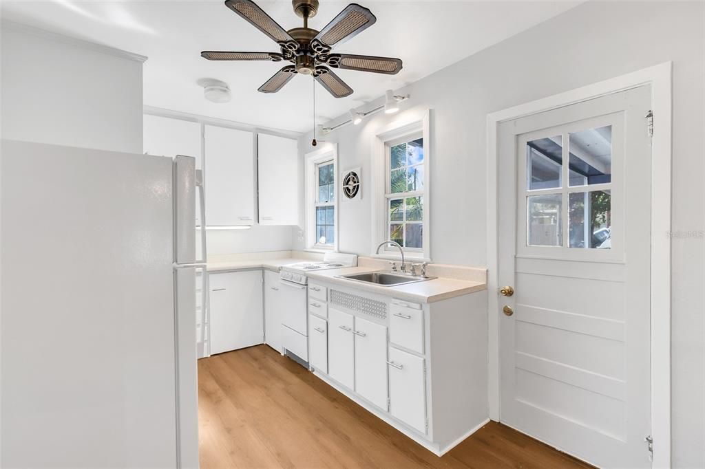 For Sale: $275,000 (2 beds, 1 baths, 1029 Square Feet)