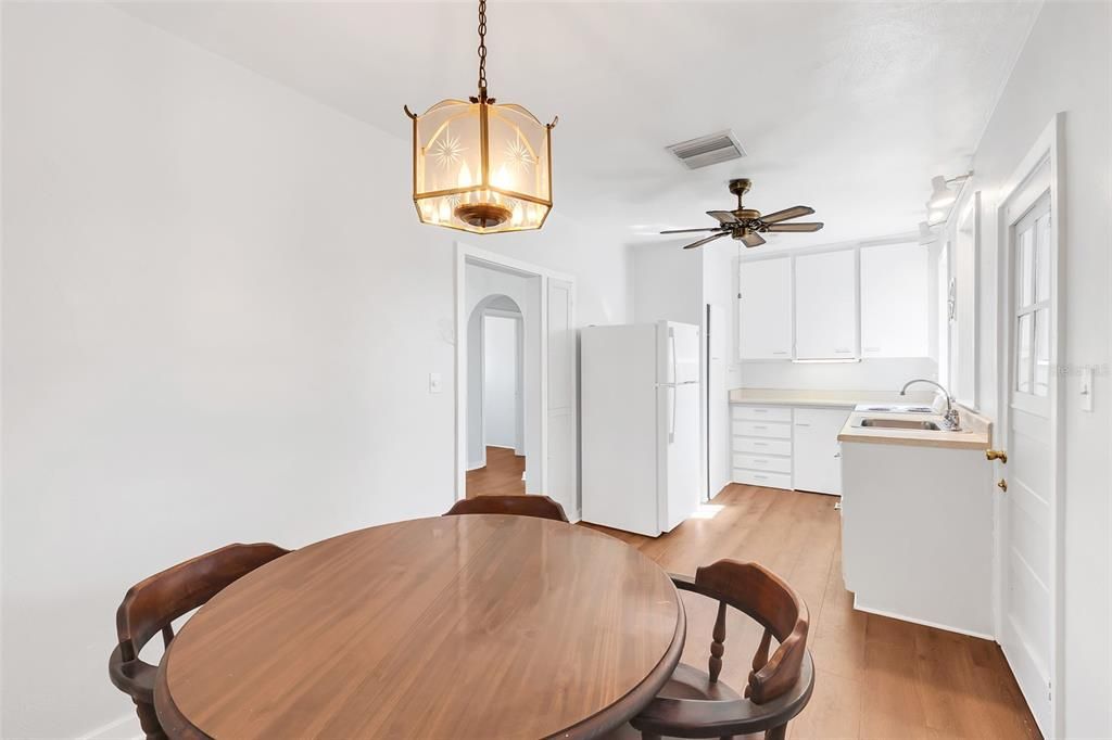 For Sale: $275,000 (2 beds, 1 baths, 1029 Square Feet)