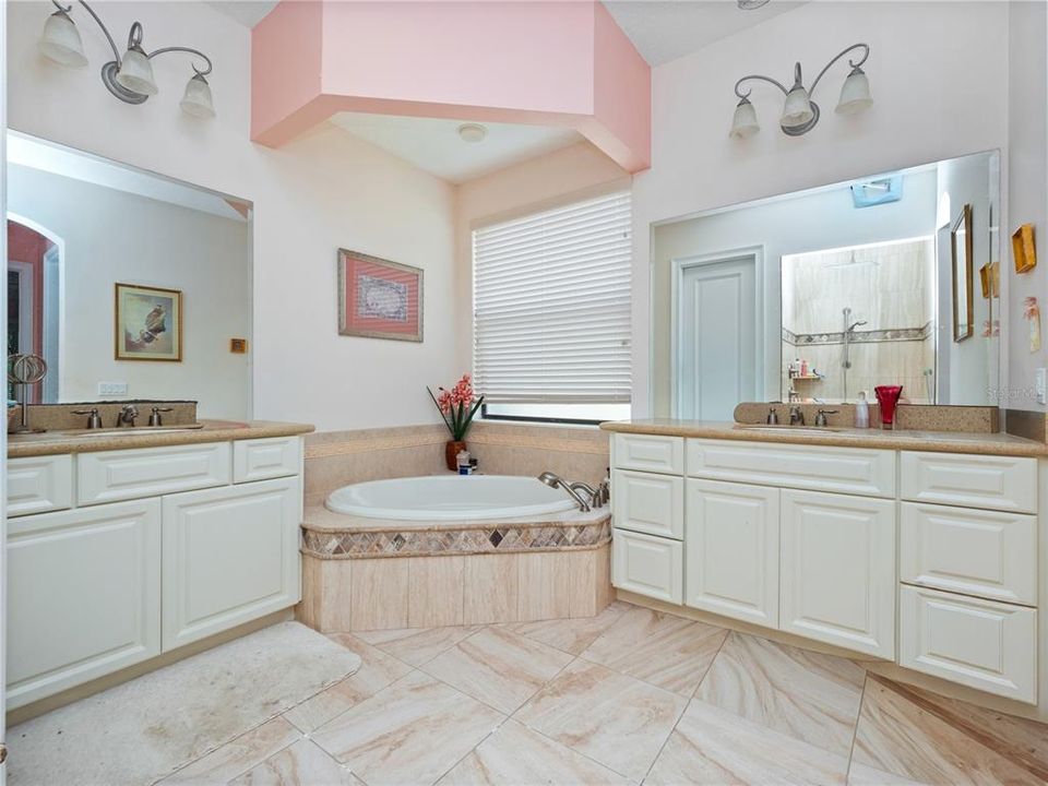 合同活跃: $379,000 (4 贝兹, 2 浴室, 2470 平方英尺)