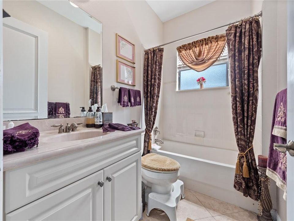 合同活跃: $379,000 (4 贝兹, 2 浴室, 2470 平方英尺)